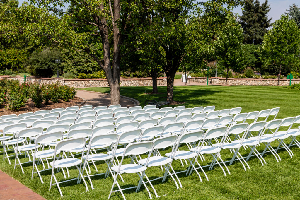 White,Chairs,Set,Up,For,An,Outdoor,Wedding